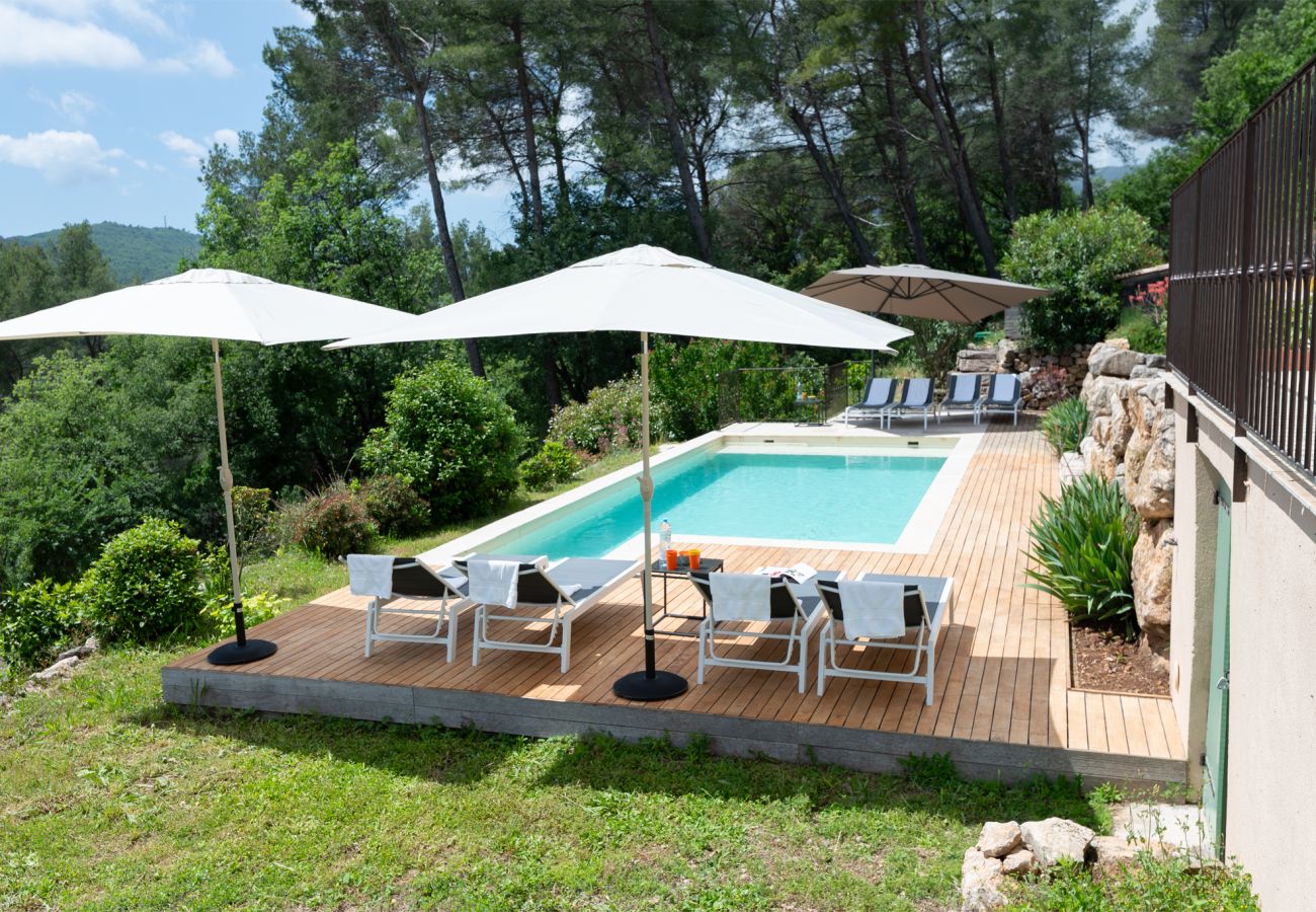 Schöne Villa mit privatem Pool und Garten, ideal zum Entspannen.