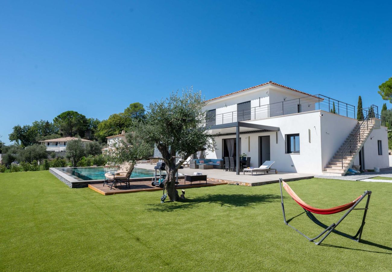 Villa Belletoile mit einem üppigen Garten, einer Hängematte unter einem Olivenbaum und einem Infinity-Pool in der Provence.