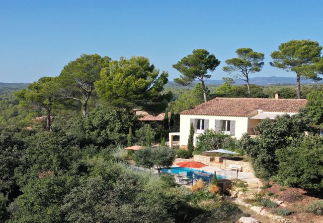 Villa Sygu: a luxurious villa with a private and  heated pool, stunning views, and complete privacy in the heart of Provence.