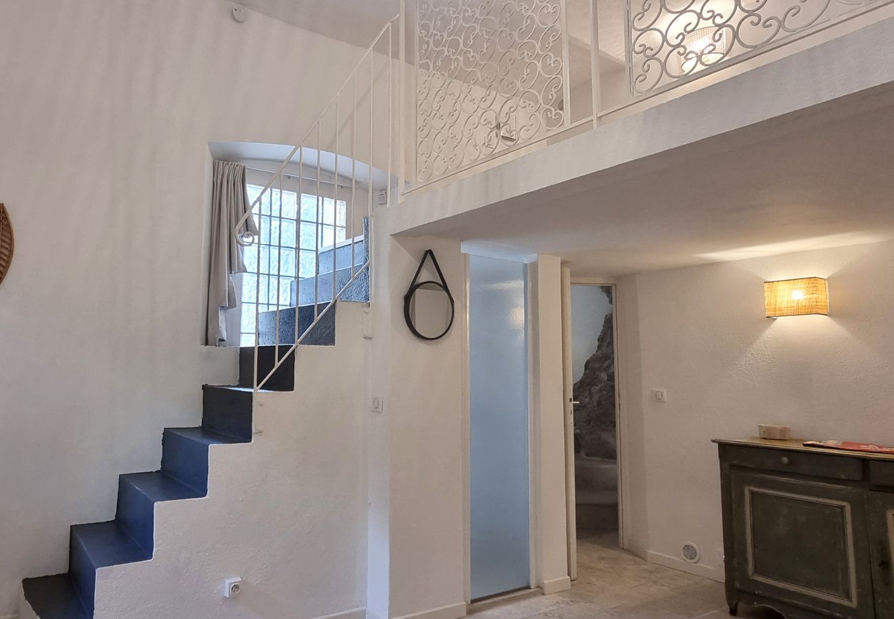 Villa 06LERI - Stairs in Indoor studio with two single beds and garden door - Théoule-sur Mer, Côte d'Azur