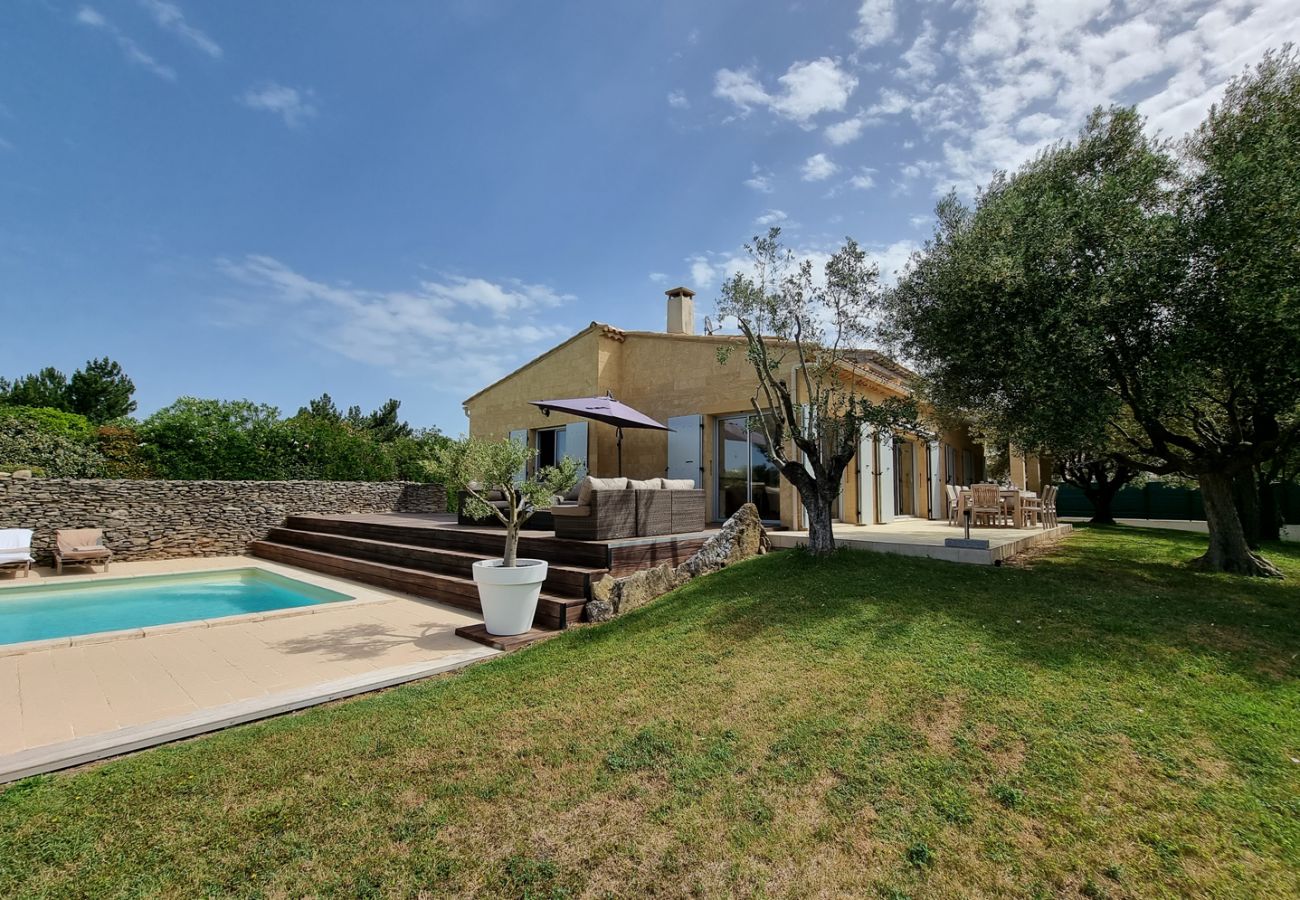 Villa in Saint-Quentin-la-Poterie - Jardin d'Uzès walking distance village