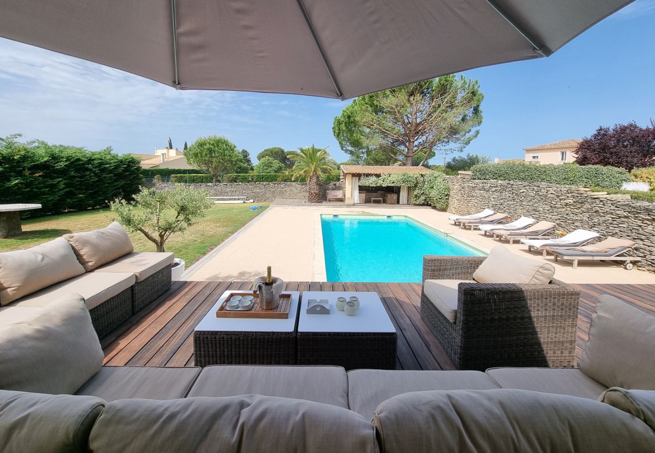 Villa in Saint-Quentin-la-Poterie - Jardin d'Uzès walking distance village