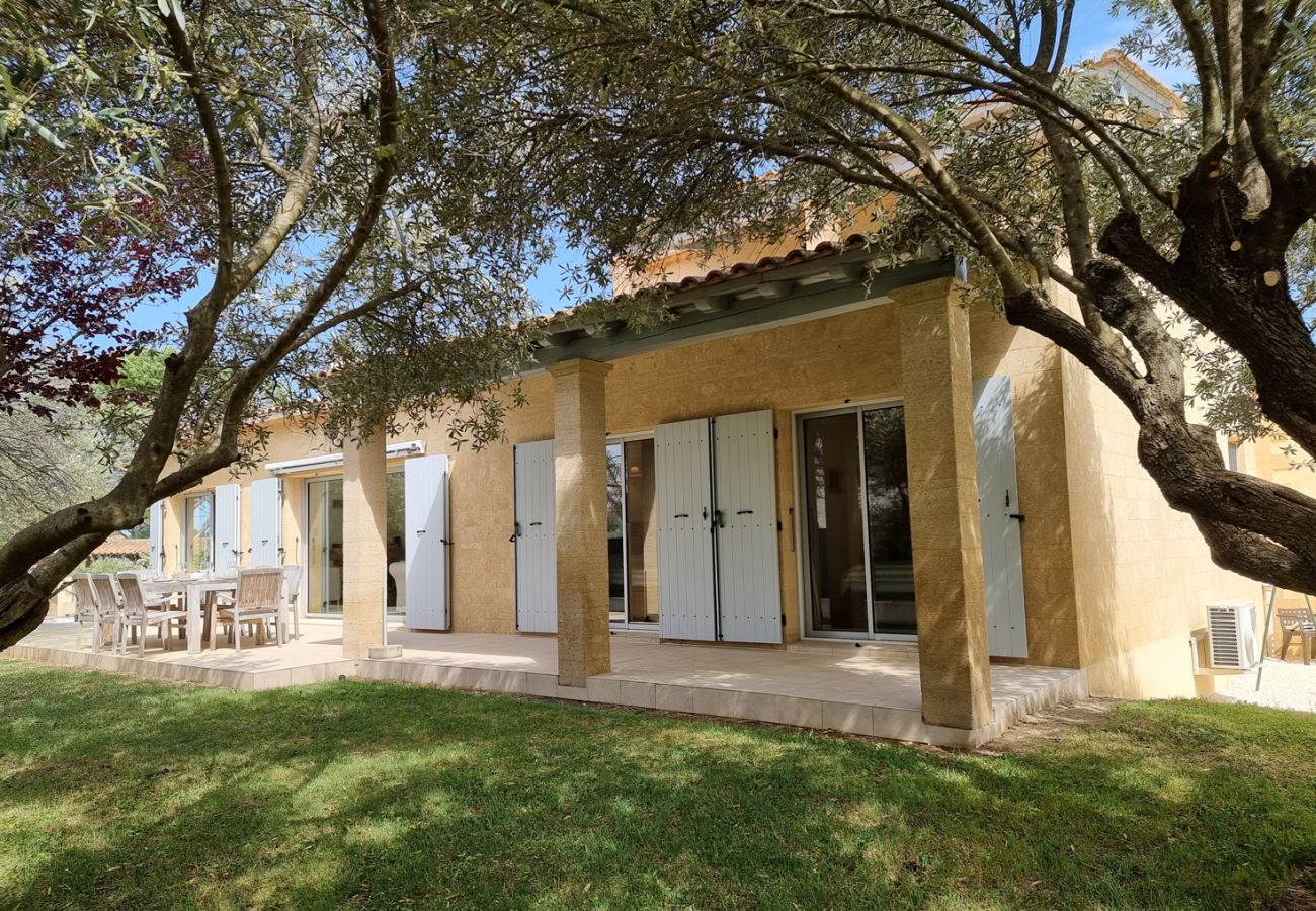 Villa in Saint-Quentin-la-Poterie - Jardin d'Uzès walking distance village