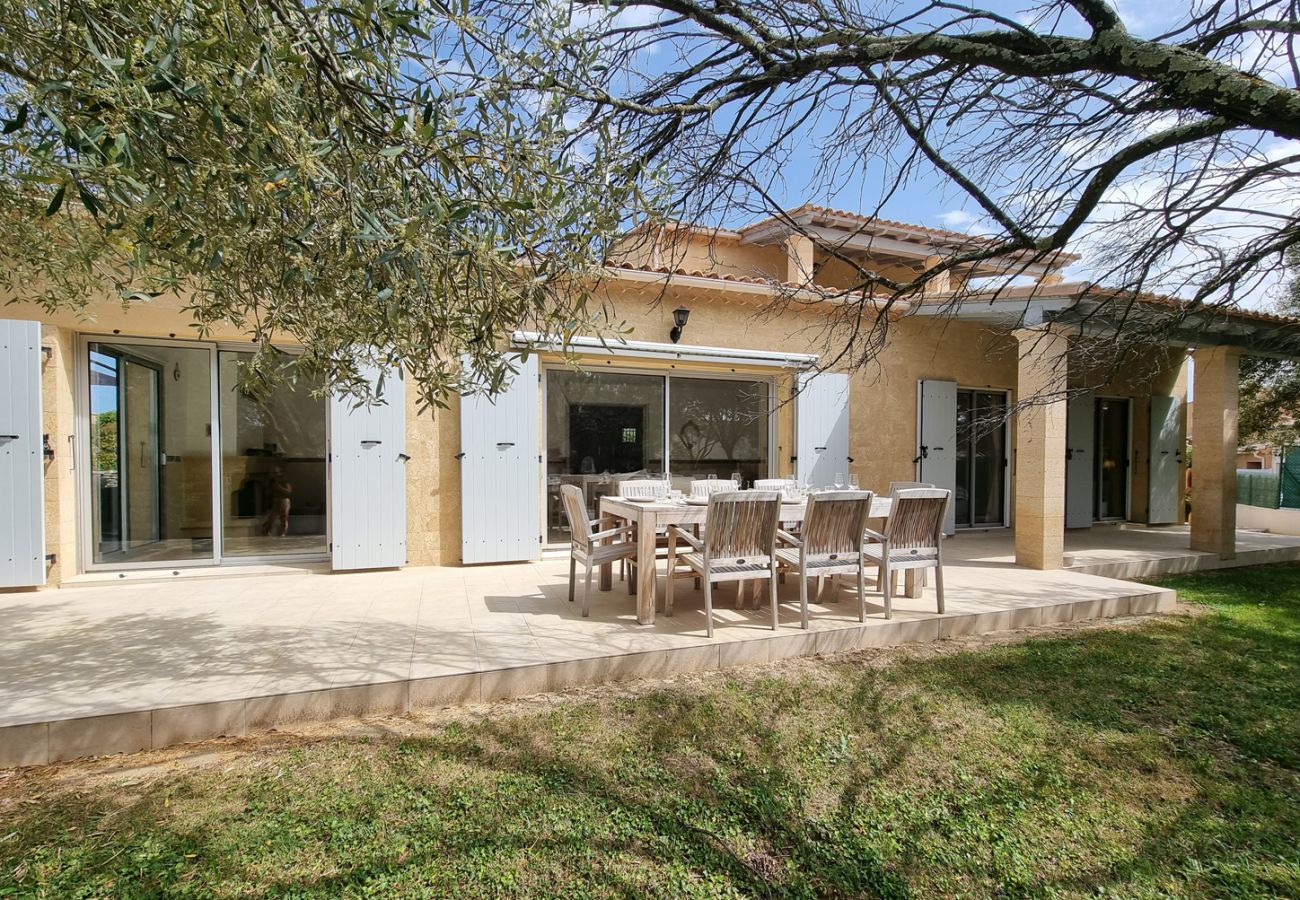 Villa in Saint-Quentin-la-Poterie - Jardin d'Uzès walking distance village