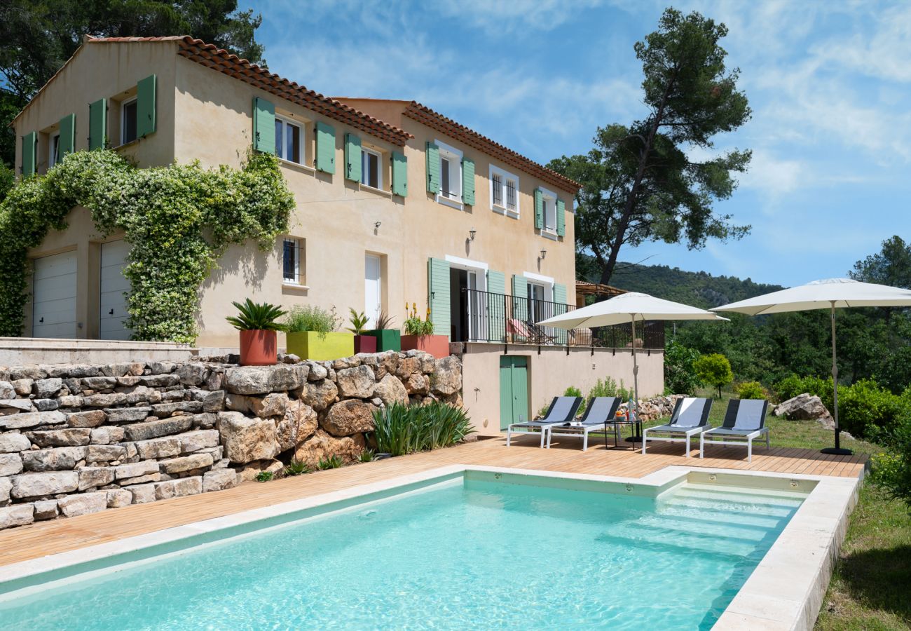 Villa la Tourettes avec piscine privée dans un beau jardin.
