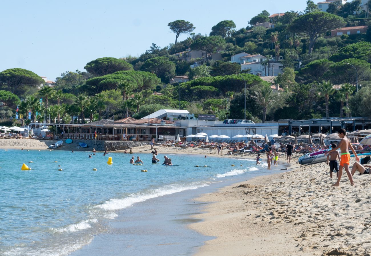 Ontdek de prachtige baai met zandstrand op loopafstand van familievakantievilla 83AMBI in Sainte-Maxime, Côte d'Azur