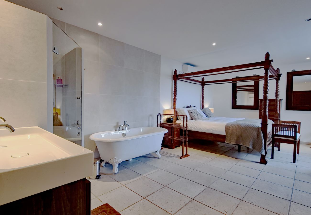 06LOUB badkamer met ligbad, douche en dubbele wastafel - Cabris, Côte d'Azur
