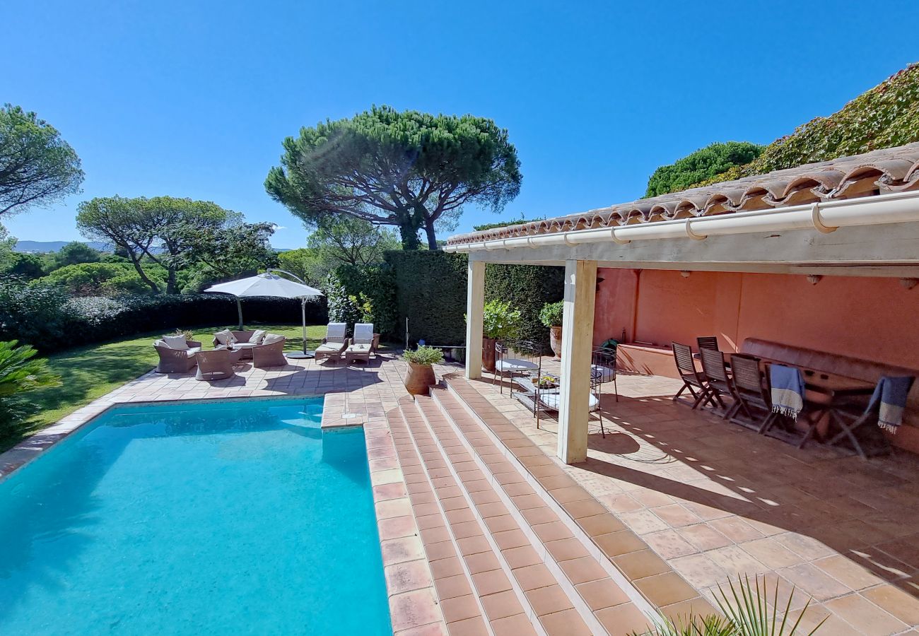 Overdekt terras bij het prive zwembad van 83VAGU, vakantiewoning in golfdomein de Valescure, Côte d'Azur
