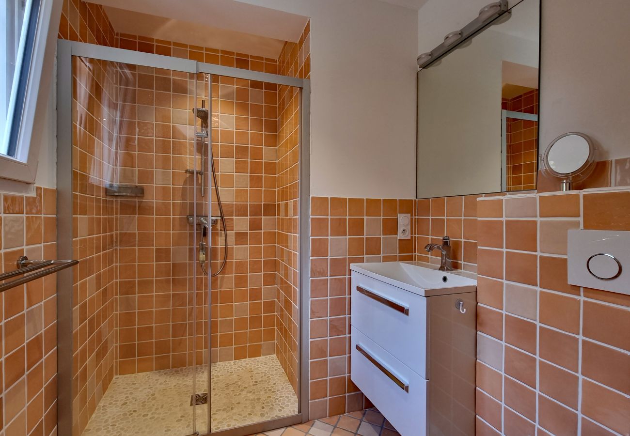 Villa 83Bold, badkamer ensuite met Italiaanse douche, wastafel en toilet, Lorgues, Provence